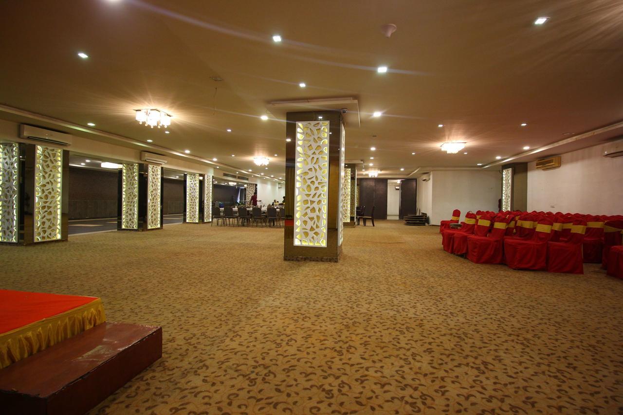 Oyo 8786 Hotel Maan Residency Ahmedabad Exterior foto